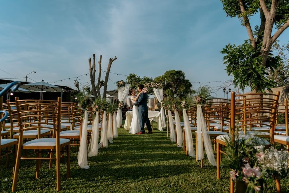Panel busca tu sitio personalizado a la entrada del banquete de una boda