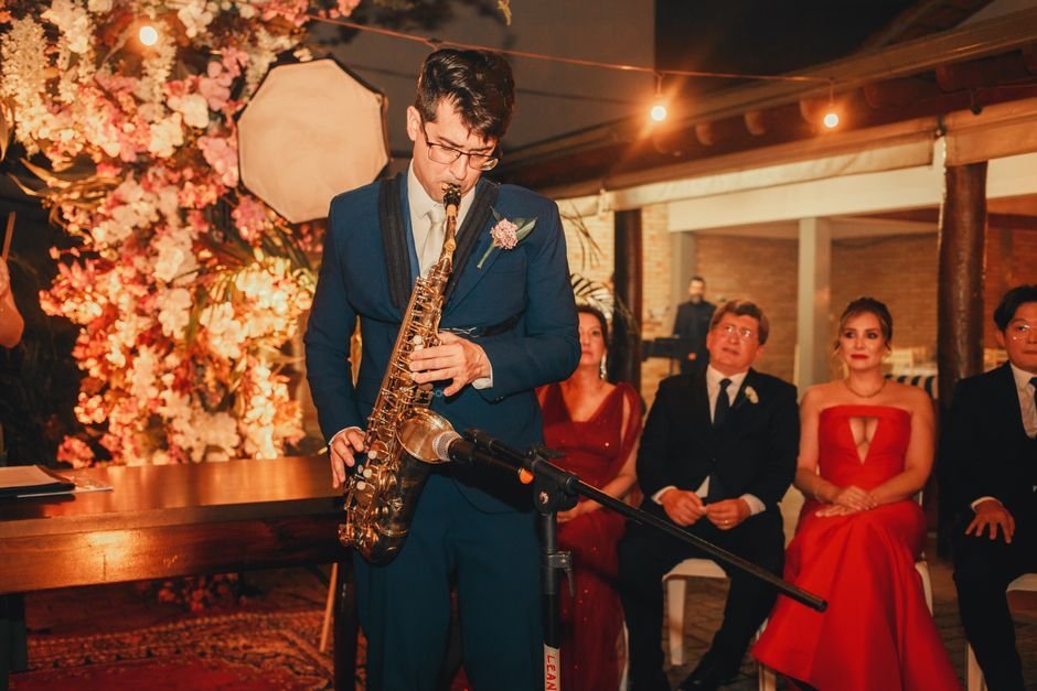 Músico sorprendiendo a los invitados durante el cóctel, tendencia de entretenimiento en bodas