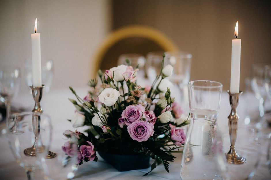 Mesa maximalista con texturas, velas y flores en una boda de 2026