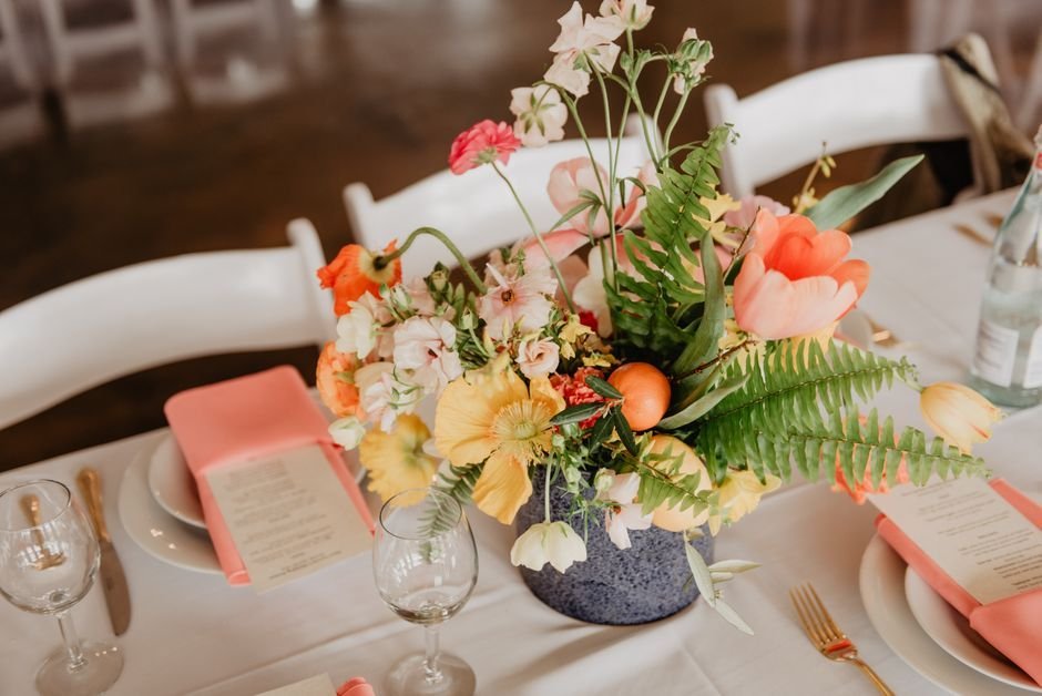 Mesa de banquete con decoración colorida que refleja las tendencias de boda 2026