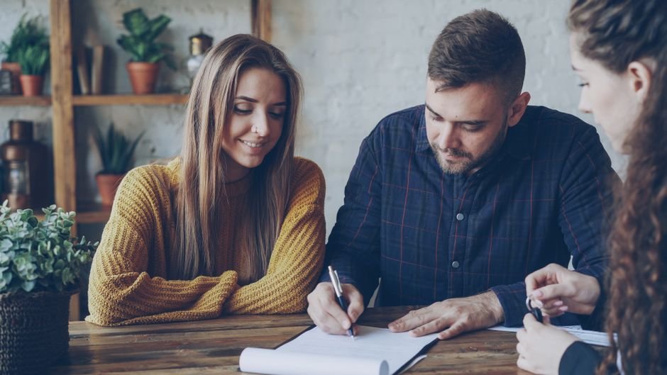 Pareja leyendo el contrato de la finca de bodas antes de firmar la reserva
