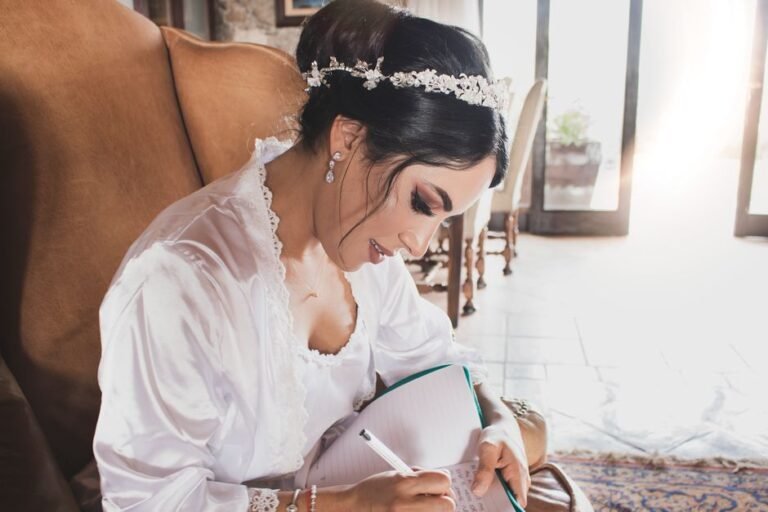 Wedding planner repasando el cronograma y los detalles de la boda con la novia en la finca