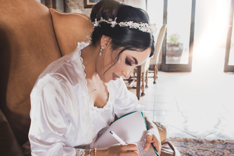 Wedding planner repasando el cronograma y los detalles de la boda con la novia en la finca