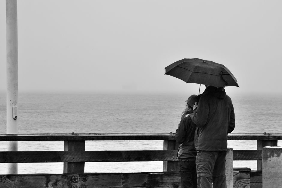 Pareja de novios bajo un paraguas: el plan B para la lluvia se decide al reservar la finca