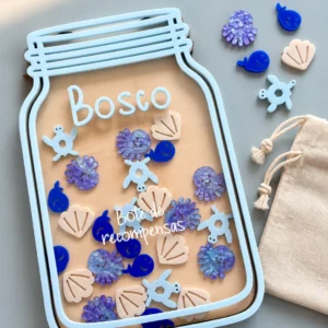 Bote de recompensas de madera personalizado con el nombre Bosco en azul cielo y fichas de tortugas, pulpos, ballenas y conchas, con su bolsita de tela