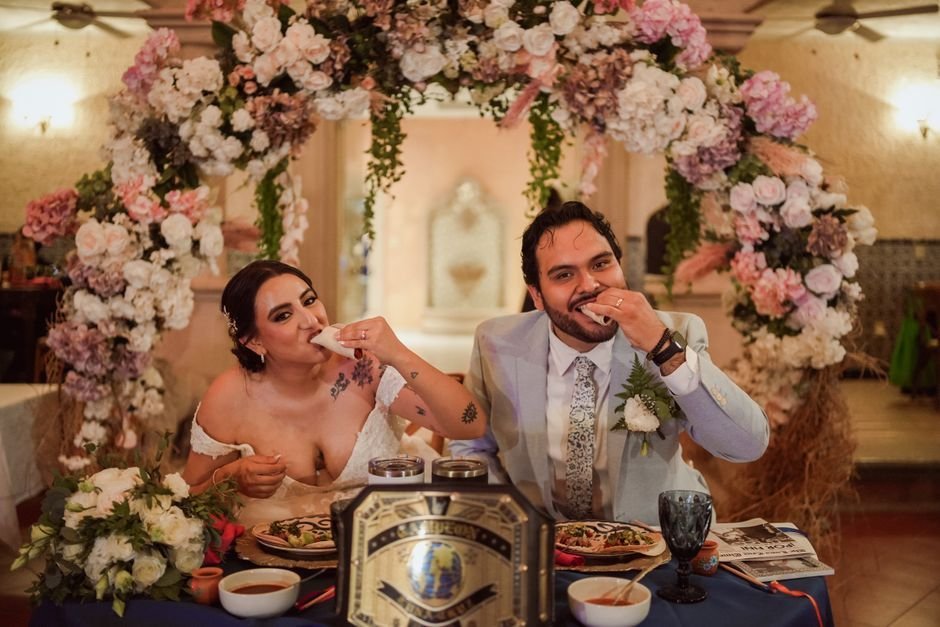 Invitados brindando con los novios en una boda íntima con pocos invitados en una finca española