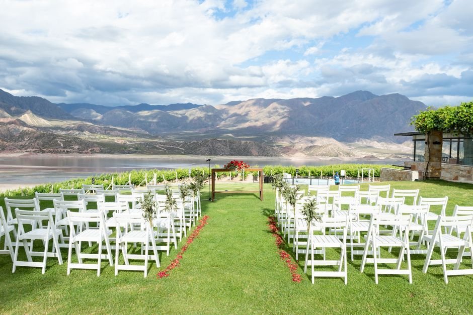 Jardín de una finca pequeña preparado para la ceremonia de una boda íntima al aire libre