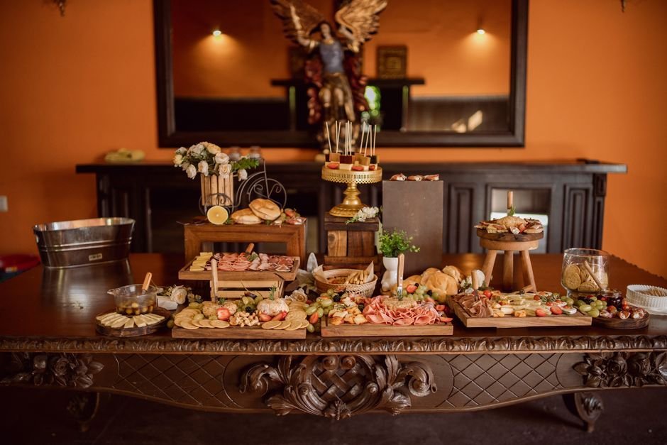 Mesa larga decorada para una boda íntima con pocos invitados
