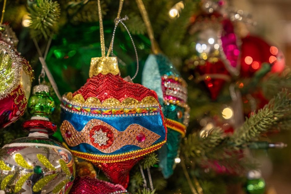 Bolas y adornos colgados en las ramas del árbol de Navidad durante el puente de diciembre