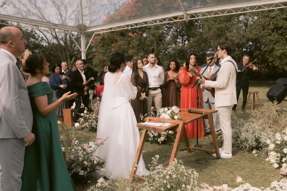 Músicos tocando en directo durante una ceremonia de boda al aire libre