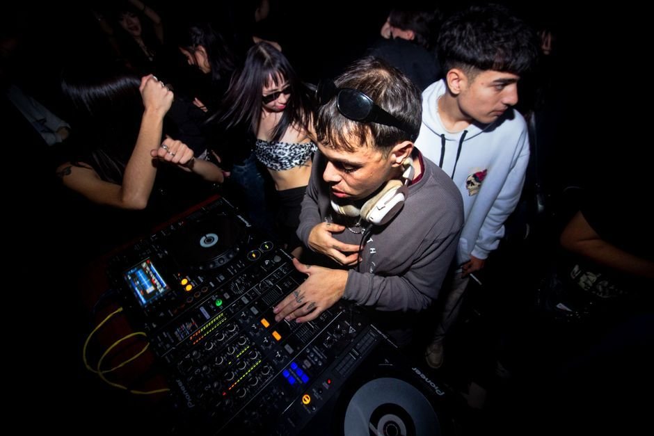 DJ animando la pista de baile en la fiesta de una boda por la noche