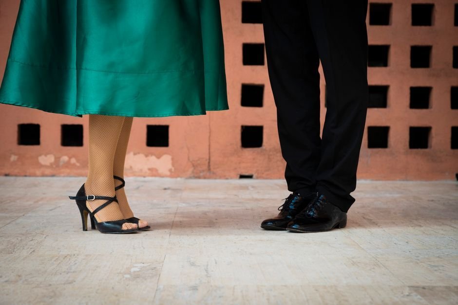 Pareja de novios bailando su primer baile, uno de los momentos clave de la música para tu boda