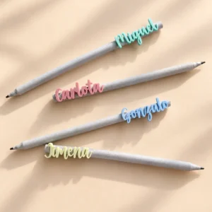 Lapiceros personalizados con el nombre en acrílico de color: verde menta, rosa, azul y amarillo