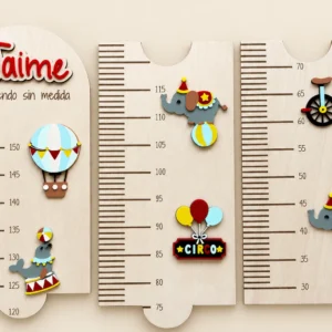 Medidor de altura infantil de madera personalizado con el nombre Jaime y la frase «Creciendo sin medida», temática circo: elefante, foca, globo aerostático y monociclo de colores, marca de 30 a 150 cm en tres piezas