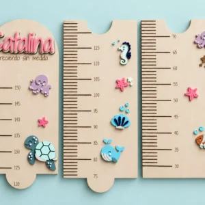 Medidor de altura infantil de madera personalizado con el nombre Catalina en rosa y la frase «Creciendo sin medida», temática océano: pulpo, tortuga, caballito de mar, concha, ballena, pez y estrellas de mar de colores, marca de 30 a 150 cm en tres piezas