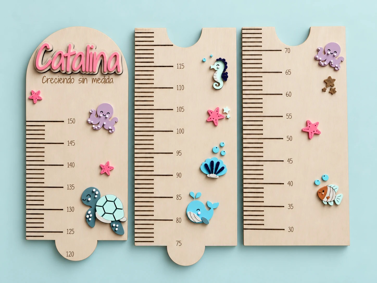 Medidor de altura infantil de madera personalizado con el nombre Catalina en rosa y la frase «Creciendo sin medida», temática océano: pulpo, tortuga, caballito de mar, concha, ballena, pez y estrellas de mar de colores, marca de 30 a 150 cm en tres piezas
