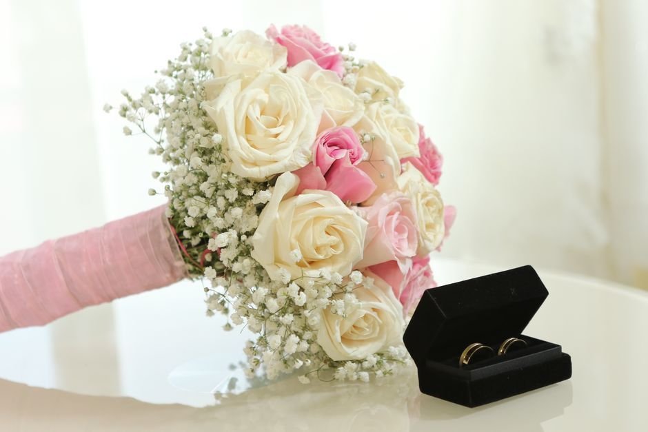 Ramo de novia en cascada con flores y follaje colgante, uno de los estilos más elegantes