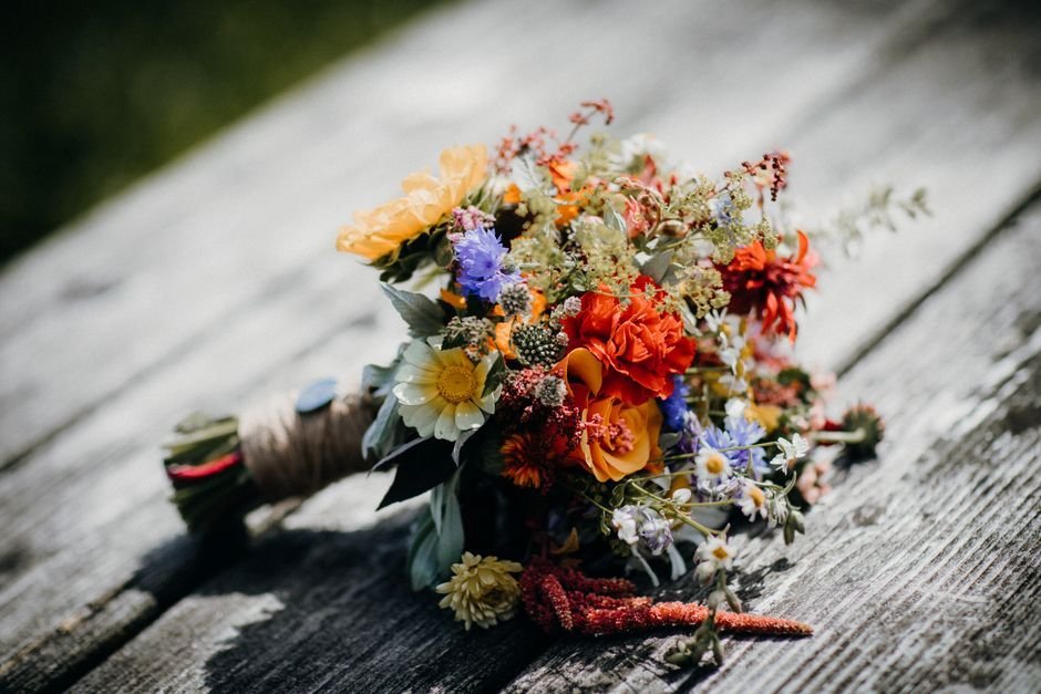 Ramo de novia bohemio con flores silvestres para una boda al aire libre