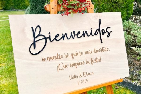 Cartel de bienvenida personalizado para boda estilo Zoe en madera y acrílico negro