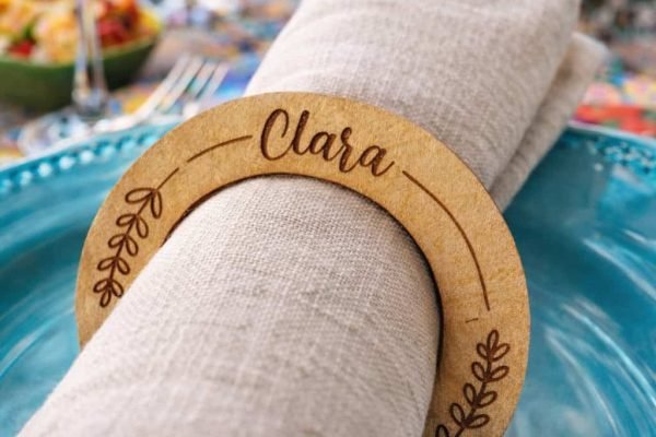 Servilleteros personalizados de madera para bodas con nombres de invitados